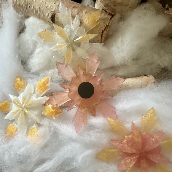 Beautiful Glittering Winter Snow Flake Magnets - Picture 2 of 9